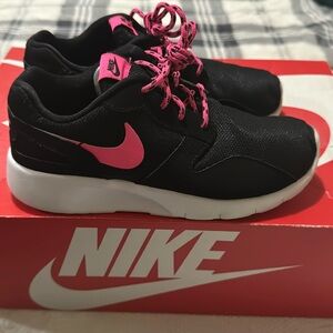 Nike  2.5Y Girls. Black and Hot pink